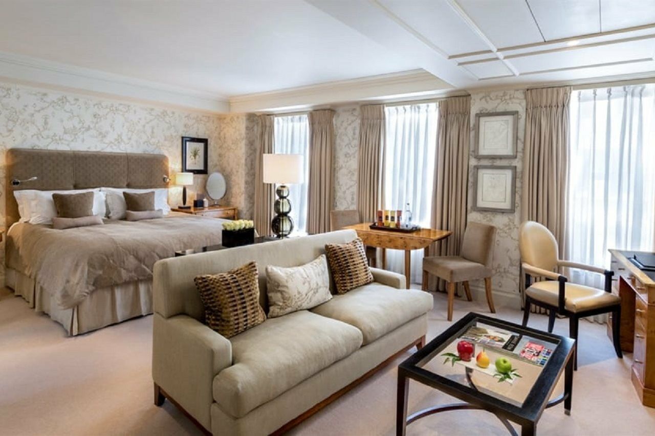 The Stafford London Hotel Luaran gambar A suite at the Mandarin Oriental London